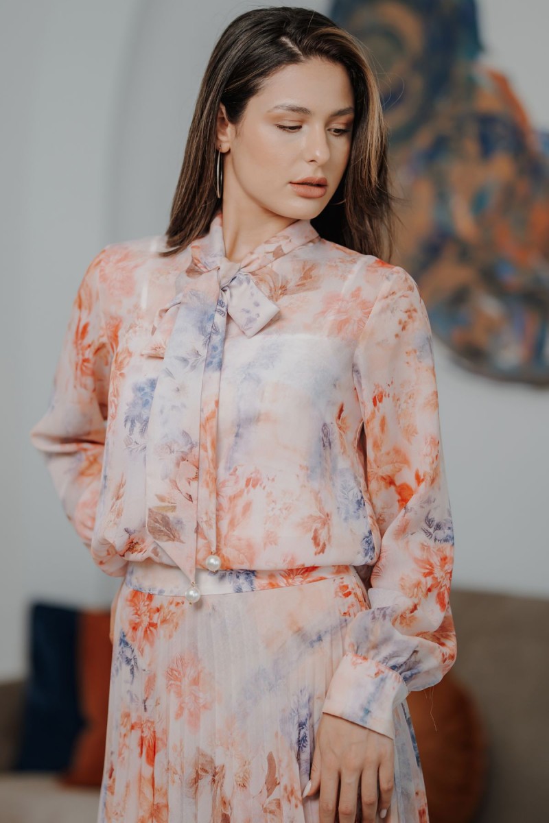 Blouse fleurie à col noué