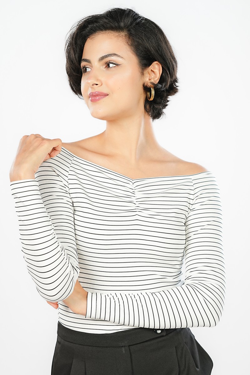 Pull dénudé à rayures