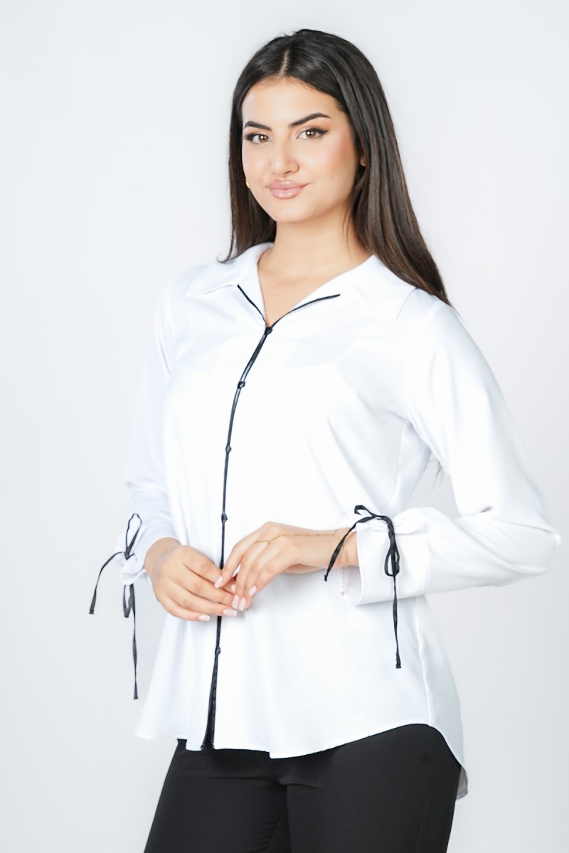 Chemise Contrastée Chic – L’Élégance aux Détails Lacets