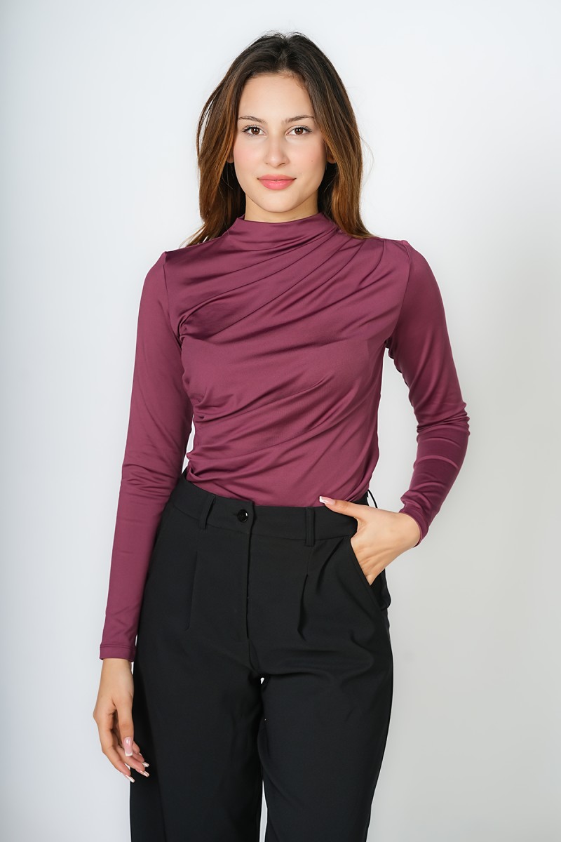 Pull Ajusté Col Montant Plissé – Style Chic et Moderne