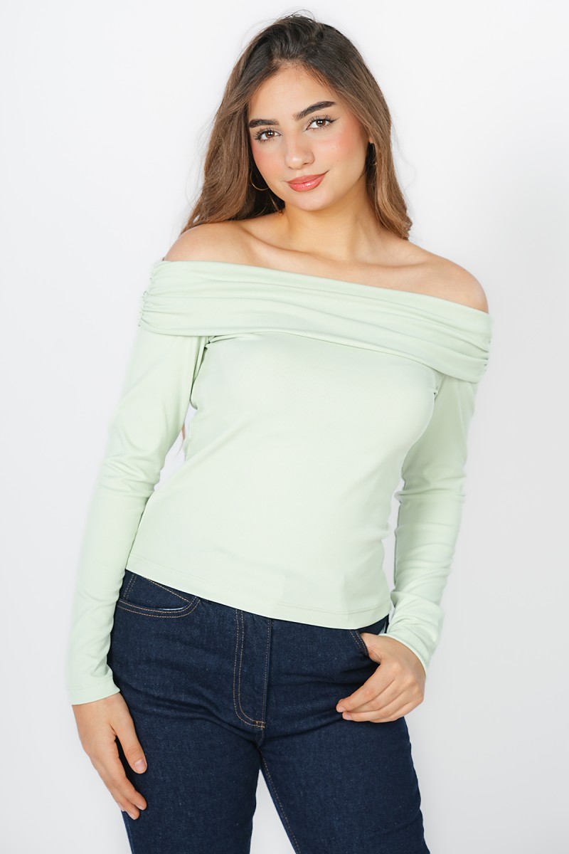 Pull Maille Asymétrique  – Épaules Dénudées & Look Moderne