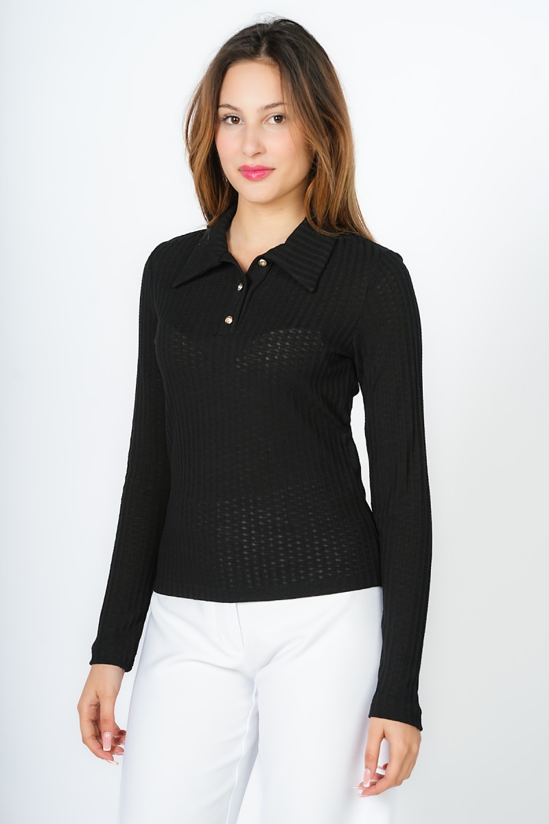 Pull à col à revers, manches longues et boutons sur le devant.