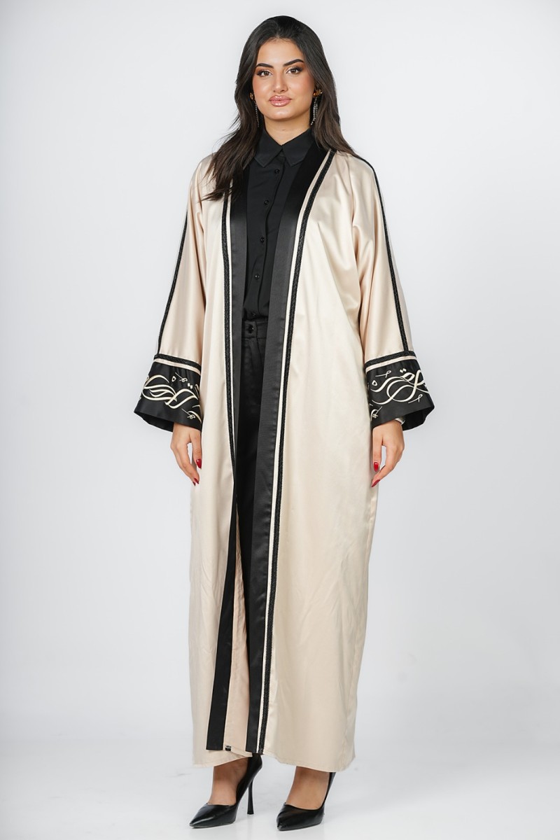 Abaya chic décorée en calligraphie arabe